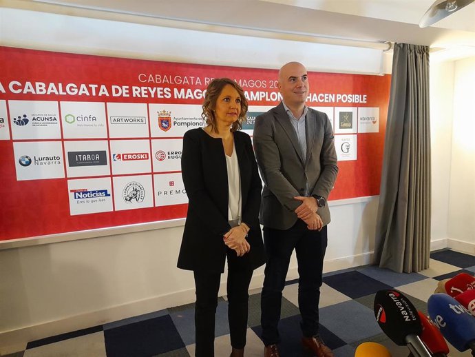 La presidenta de la Asociación Cabalgata Reyes Magos de Pamplona, Mamen Sádaba, junto al responsable de Acción Social de Caja Rural de Navarra, Javier Martínez