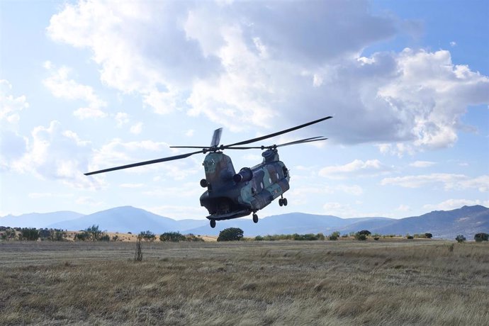 Archivo - Un helicóptero de las Fuerzas Aeromóviles del Ejército de Tierra FAMET sobrevuela durante las XVII Jornadas de Corresponsales de Guerra, a 26 de septiembre de 2022, en Madrid (España). 