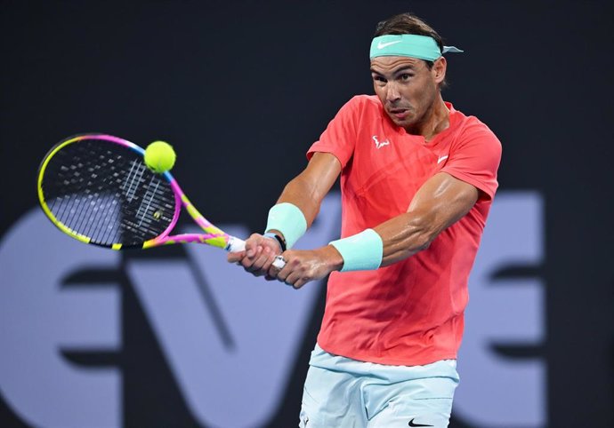 El tenista español Rafa Nadal golpea una bola en el torneo de Brisbane