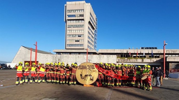 Protesta del colectivo Vigo Sen Bombeiros en la Praza do Rei, donde han simbolizado la devolución al alcalde de la Medalla de Oro de la ciudad concedida en 2009 al colectivo, para denunciar la "nefasta gestión" del servicio.