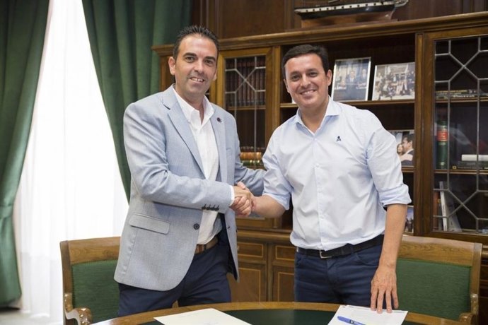 El presidente de la Diputación, Javier Aureliano García, junto al alcalde de Antas
