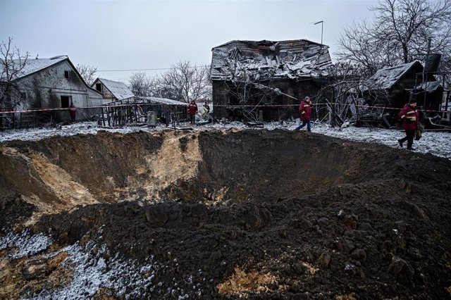 Un cráter visto cerca de una casa dañada como resultado de la explosión de un ataque con misiles por parte del Ejército ruso en Kiev (archivo)