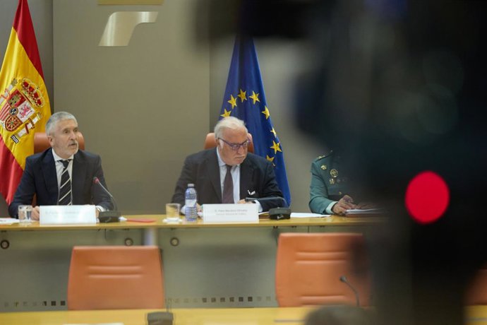 El ministro del Interior, Fernando Grande-Marlaska (i), presenta junto al director general de Tráfico, Pere Navarro (d), el balance de siniestralidad vial de 2023, en la Dirección General de Tráfico.