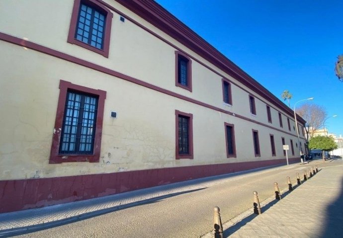 Estado de uno de los muros de la fachada del edificio más antiguo que ocupa la Diputación de Sevilla en la capital.