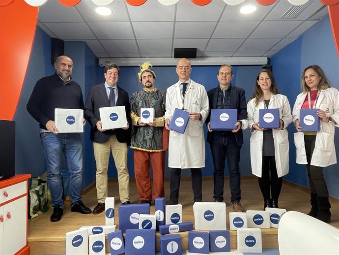 Visita de Emacsa para repartir regalos en el Hospital Reina Sofía.