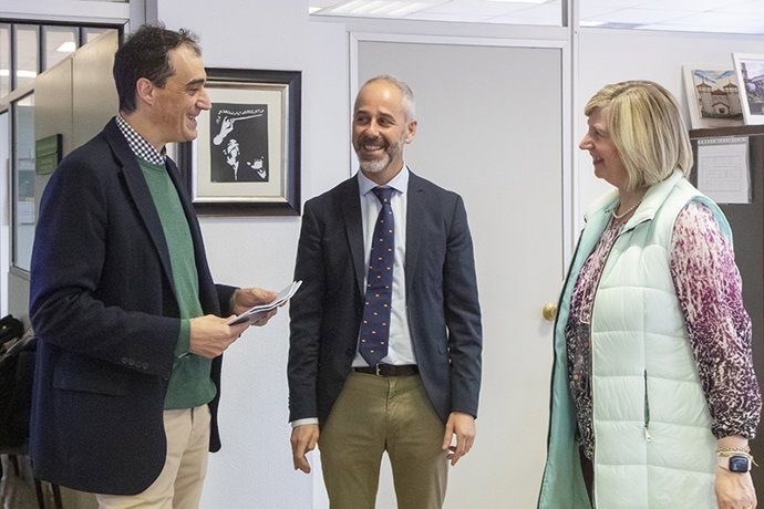 El Consejero De Educación, Formación Profesional Y Universidades, Sergio Silva, Se Reúne Con El Alcalde De Alfoz De Lloredo, Enrique Bretones.