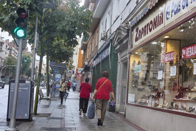 Archivo - Varias mujeres caminan por la acera mojada por la lluvia, a 15 de septiembre de 2022, en el distrito de Carabanchel, en Madrid (España). Las precipitaciones producidas por la borrasca Danielle en la Comunidad de Madrid se van a intensificar 