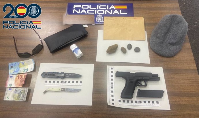 El detenido llevaba un arma de airsoft y 67 gramos de hachís