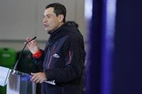 Moreno condena "con firmeza" el apaleamiento a un muñeco que simulaba a Sánchez: Es "completamente inaceptable"