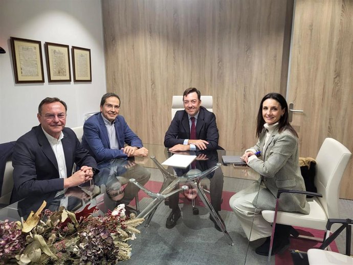 La vicepresidenta segunda de la Diputación de Córdoba y vicepresidenta de la Empresa Provincial de Suelo y Vivienda (Cinco SA), Marta Siles, en la firma de venta de suelo.