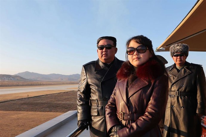Archivo - El dirigente de Corea del Norte, Kim Jong Un, junto a su hija, Kim Ju Ae