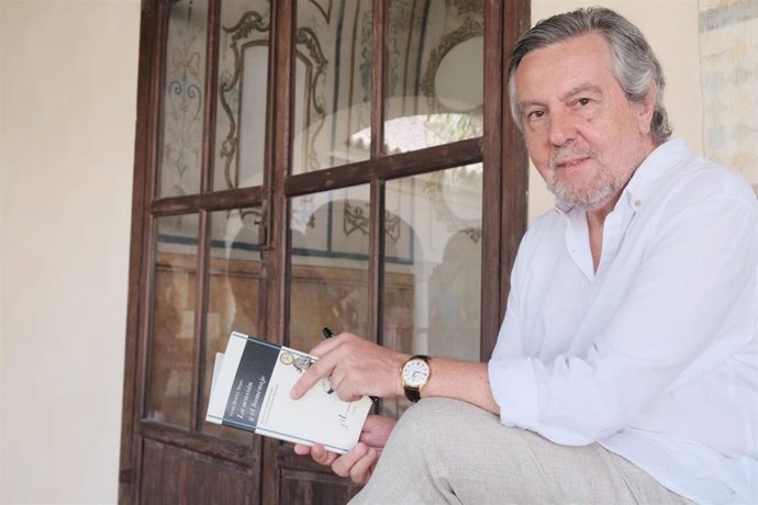 El escritor Felipe Benítez Reyes, con su obra 'La ocasión y el homenaje'.