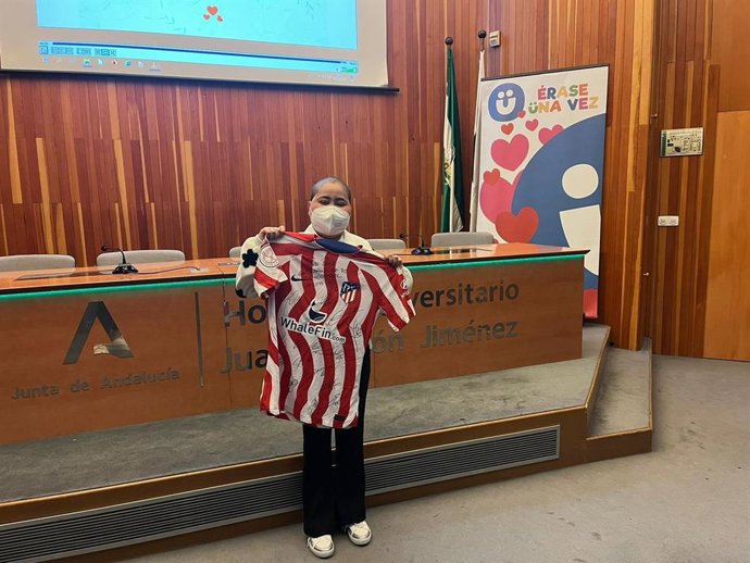 La pequeña Paula con su camiseta firmada por los jugadores del Atlético de Madrid.