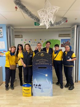 Correos recoge las cartas para los Reyes Magos en el Hospital Materno Infantil de Málaga.
