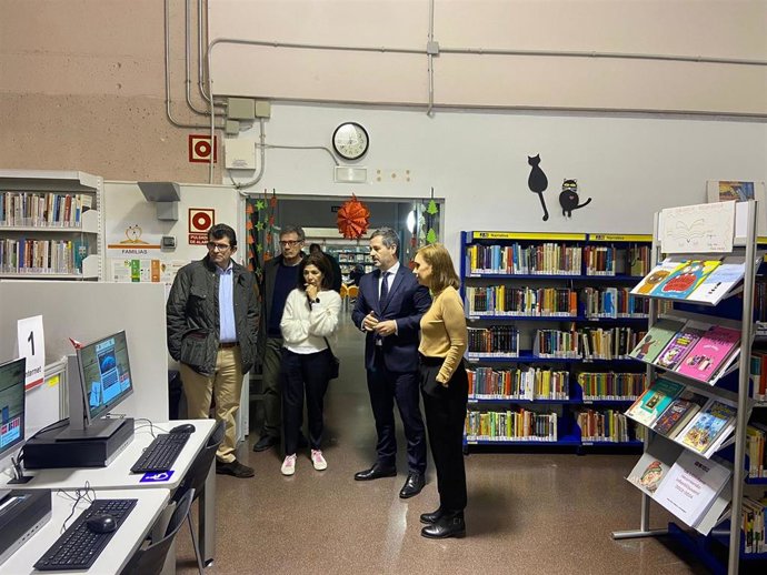 El consejero de Cultura, Turismo y Deporte de la Comunidad de Madrid, Mariano de Paco, visita la Biblioteca Pública de Usera José Hierro