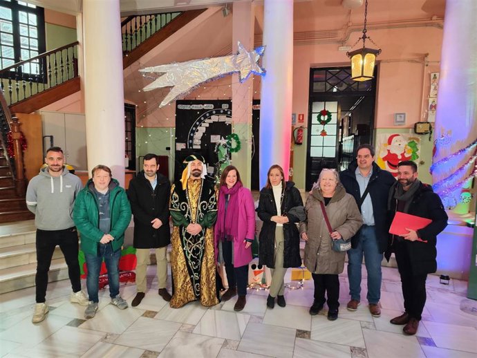 La consejera municipal de Cultura, Sara Fernández,  y el emisario de los Reyes Magos
