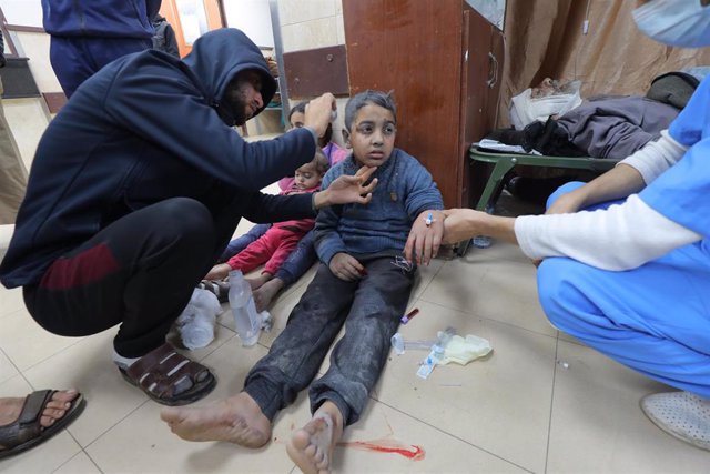 Un niño es atendido en un hospital de Gaza tras los ataques de Israel.