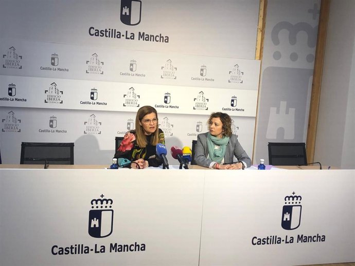 La directora del Instituto de la Mujer de Castilla-La Mancha, Lourdes Luna, en rueda de prensa.