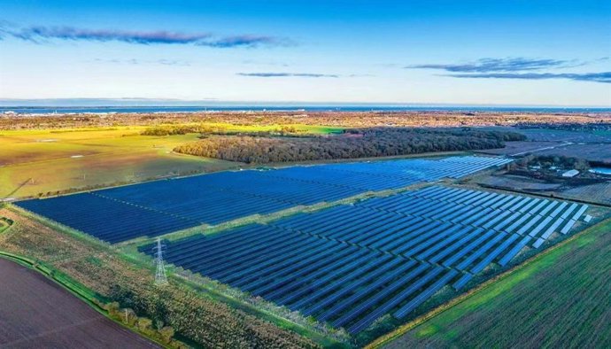 Fiskerton II-A solar project in Lincolnshire, the final one of the eight solar projects spearheaded by Shanghai Electric in UK, has successfully connected to the grid lately.