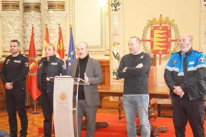 Rueda de prensa del concejal de Salud Pública y Seguridad Ciudadana, Alberto Cuadrado, acompañado por los mandos de la Policía Municipal y el responsable de Pajarillos Educa, Alberto Rodríguez, 'Bertoni'.