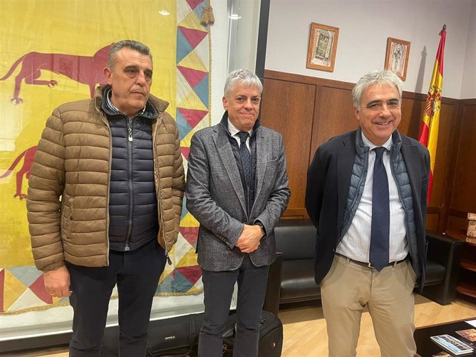 El concejal de Obras del Ayuntamiento de Astorga (León), Ángel Iglesias; el delegado territorial de la Junta en León, Eduardo Diego; y el director general de Patrimonio Cultural, Juan Carlos Prieto, tras la firma del convenio.