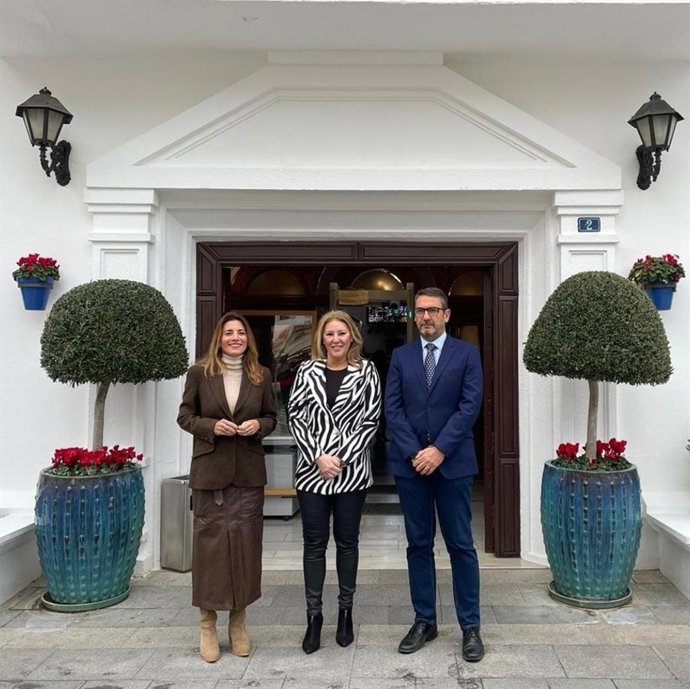 La consejera de Economía, Hacienda y Fondos Europeos, Carolina España, visita el Ayuntamiento de Mijas, junto a la alcaldesa y el delegado territorial.