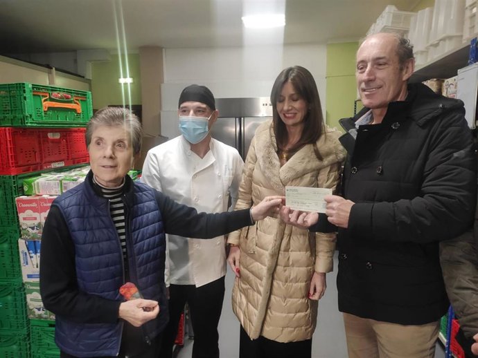 Cooperativa Radio Taxi entrega el cheque a la Cocina Económica