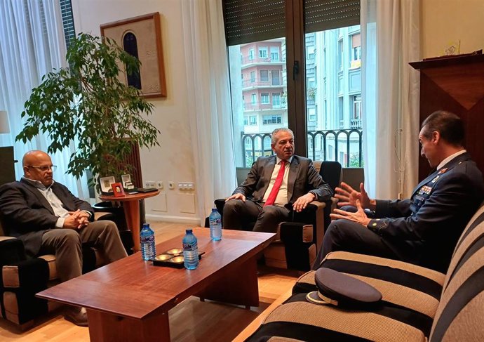 El subdelegado del Gobierno en León, Faustino Sánchez (i); el delegado del Gobierno en Castilla y León, Nicanor Sen; y el coronel de la Academia Básica del Aire en León, Ignacio de Donpablo Ferrándiz, durante el encuentro.