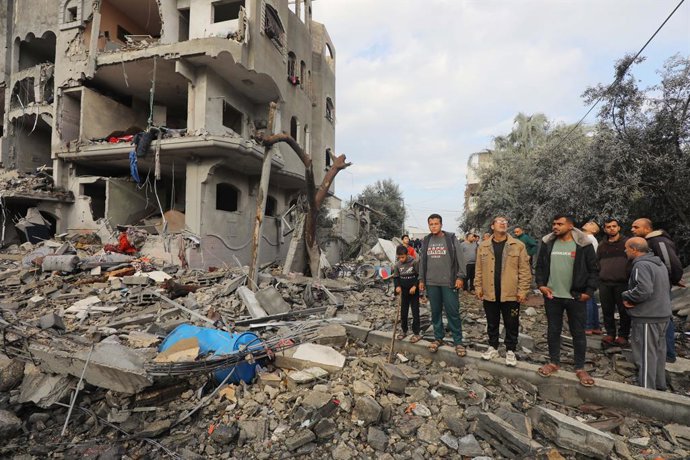 Un grupo de palestinos entre edificios destruidos por los bombardeos del Ejército de Israel contra el campamento de refugiados de Al Maghazi, en la Franja de Gaza (archivo)
