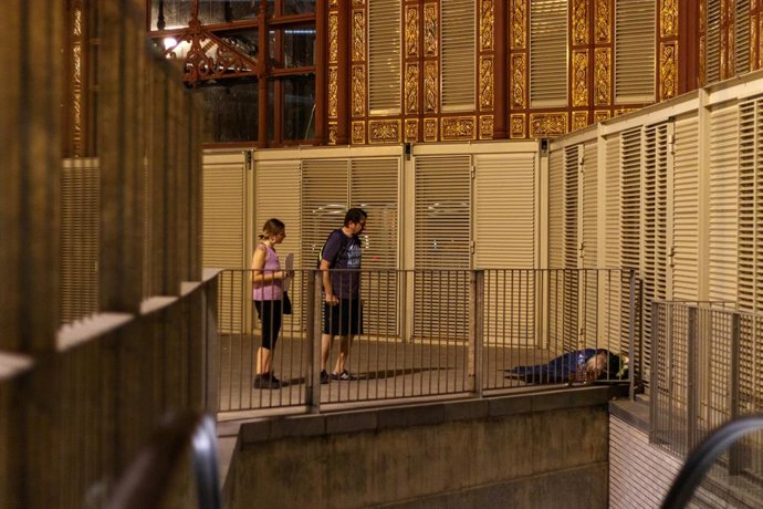Archivo - Imatge d'arxiu - Recompte de persones sense llar a Barcelona d'Arrels Fundació