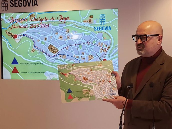 El concejal de Cultura, Juan Carlos Monroy, muestra el recorrido de la Cabalgata 2024.