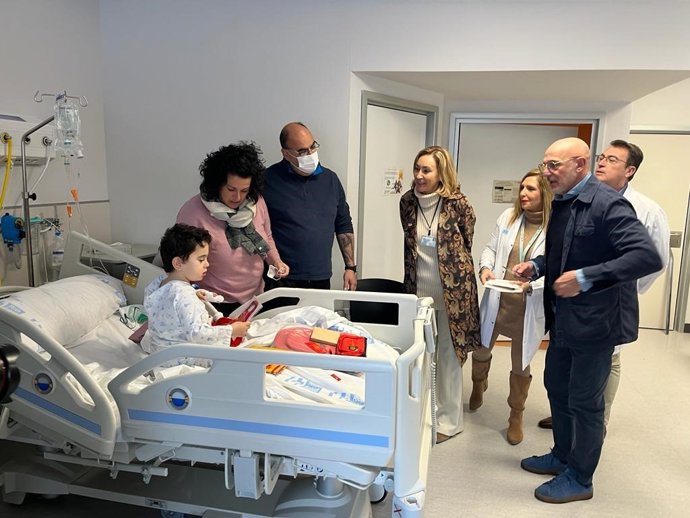 El seleccionador nacional visita a los niños de Pediatría