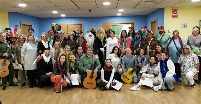 Los Reyes Magos de Oriente y sus séquitos visitan los hospitales de Valme y El Tomillar.