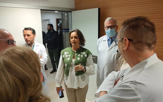 Catalina García conversa con responsables del Hospital Universitario de Jaén.