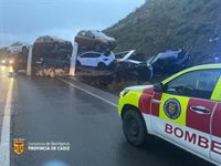 Vuelca en la carretera de Olvera (Cádiz) un camión que transportaba varios turismos nuevos