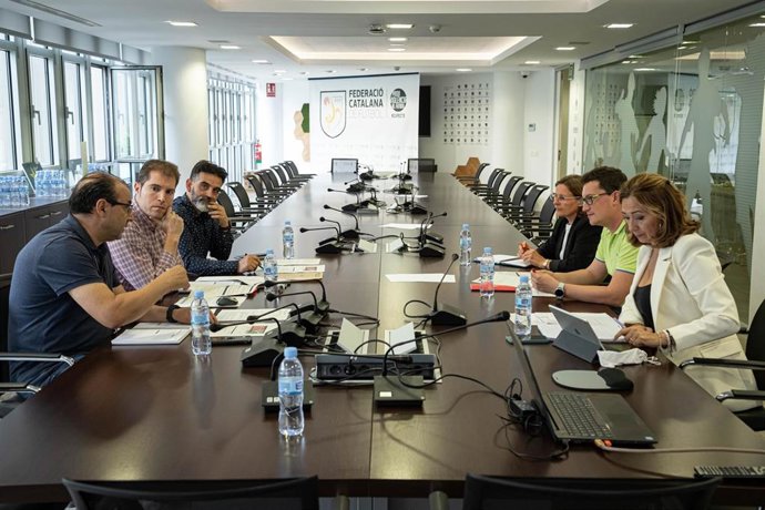 Archivo - Reunión entre Mossos y la FCF para prevenir la violencia en campos de fútbol en la sede de la FCF