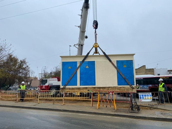 Instalación de un nuevo centro de transformación eléctrico en Ronda de Padre Pío.