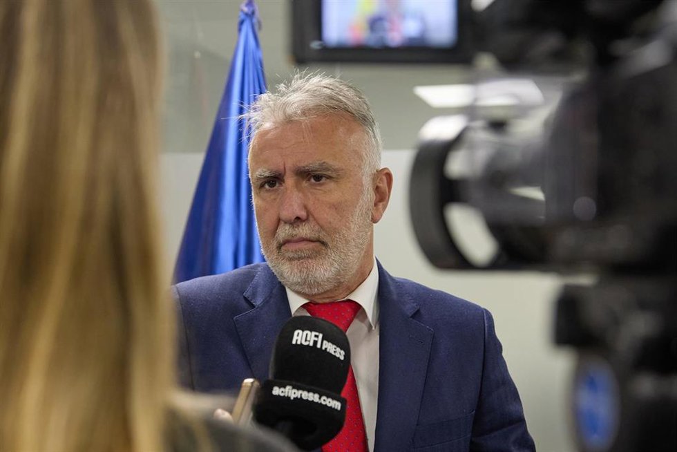 El ministro de Política Territorial y Memoria Democrática, Ángel Víctor Torres, ofrece declaraciones a los medios tras una reunión con el presidente de CERMI, en la sede del Ministerio, a 2 de enero de 2024, en Madrid (España). Durante el encuentro, han