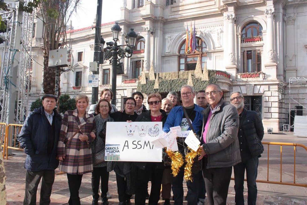 Representantes de Orriols en lucha con la carta