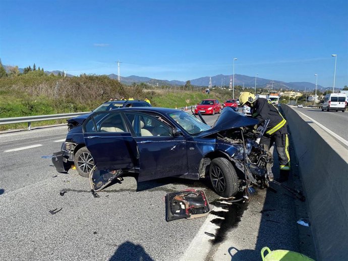 Archivo - Un bombero trabaja en un accidente de tráfico en Coín (Málaga).