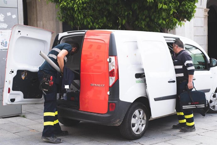 Archivo - Trabajadores en Mérida