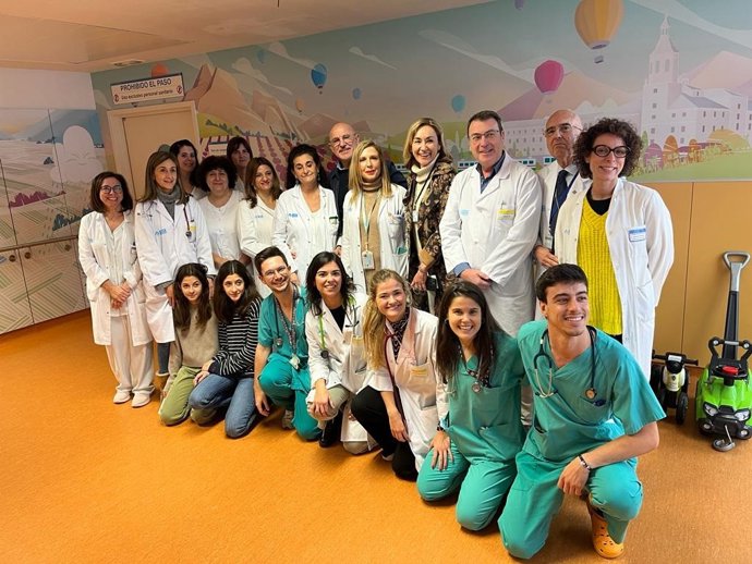 El seleccionador Luis de la Fuente con el equipo de Pediatría del San Pedro en su visita a los niños