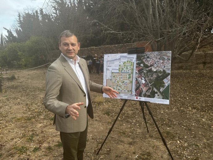 El concejal de Pedanías y Vertebración Territorial, Marco Antonio Fernández, presenta la apertura de la alberca