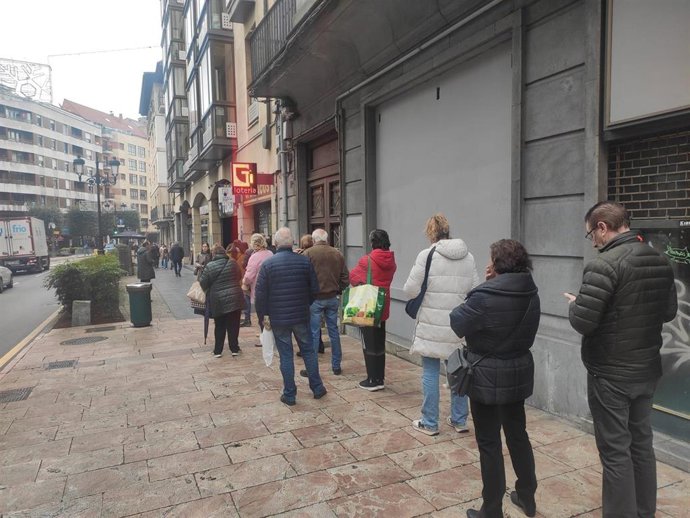 Cola para comprar la lotería del Niño en Oviedo