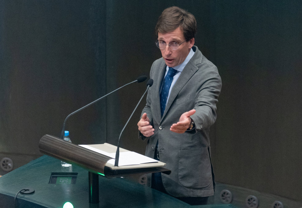 El alcalde de Madrid, José Luis Martínez-Almeida, interviene durante una sesión extraordinaria del Pleno Municipal, en el Ayuntamiento de Madrid, en el Palacio de Cibeles, a 4 de enero de 2023