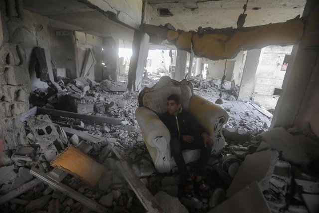 Ruinas de un edificio bombardeado en la ciudad de Rafá, en el sur de la Franja de Gaza