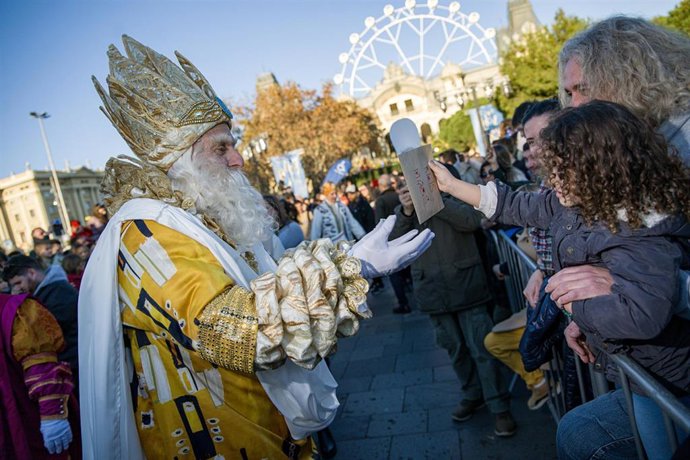 Archivo - Los Reyes Magos saludan a los niños a su llegada al Puerto de Barcelona, a 5 de enero de 2023, en Barcelona, Catalunya (España). Sus Majestades los Reyes Magos han llegado como siempre por mar a bordo del pailebote Santa Eullia al Portal de l