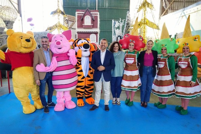 El alcalde de Santa Cruz de Tenerife, José Manuel Bermúdez, junto a parte de los personajes de la Cabalgata de Reyes Magos