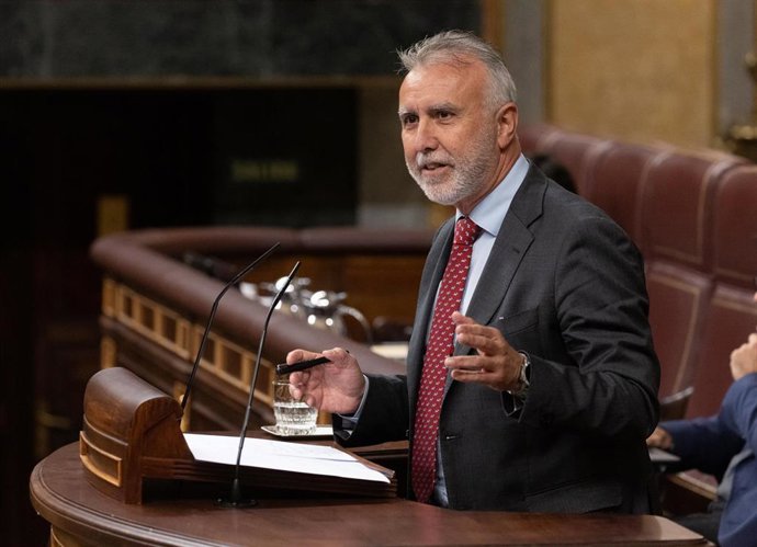 El ministro de Política Territorial y Memoria Democrática, Ángel Víctor Torres, interviene durante una sesión de control en el Congreso de los Diputados, a 20 de diciembre de 2023, en Madrid (España). Durante la sesión de control, el presidente del Gobi