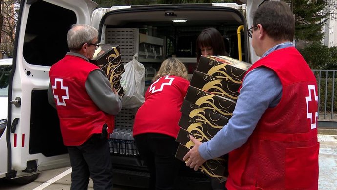 Personal de la Cruz Roja cargando los rosconoes solidarios que repartirá a personas sin hogar